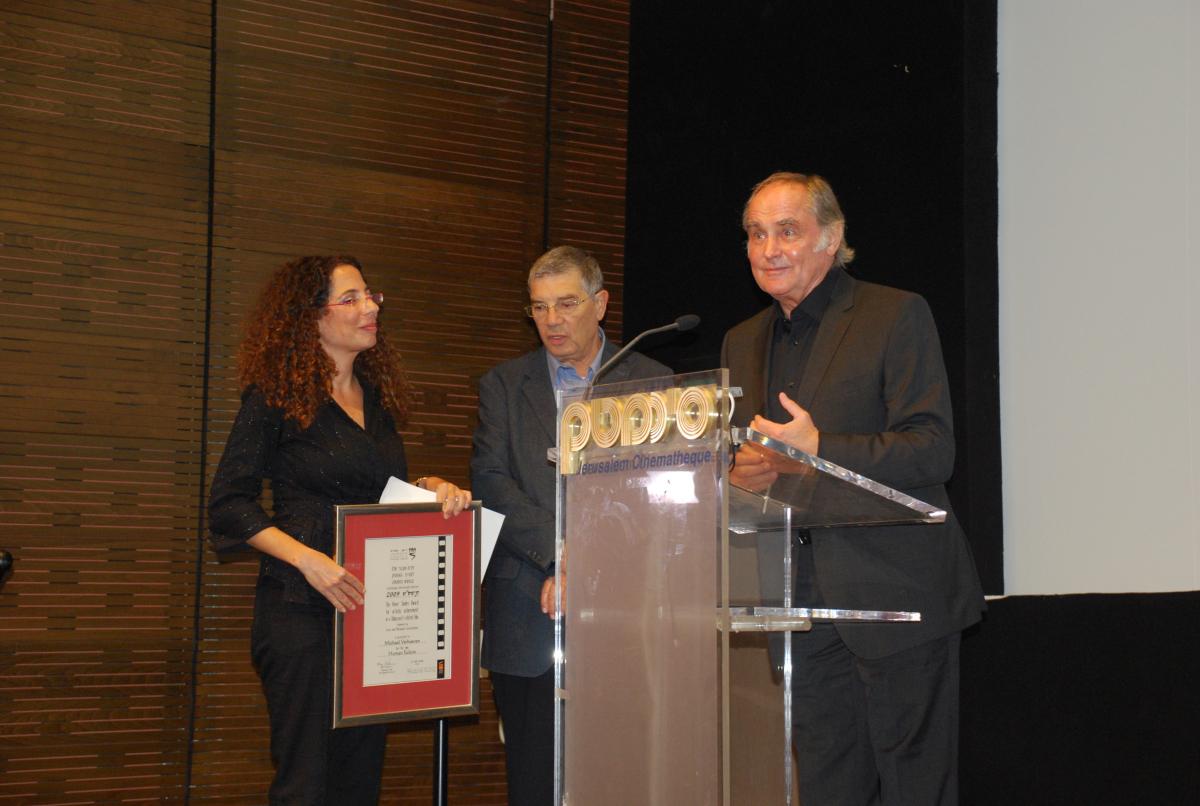 Director Michael Verhowven (right) receives the 2009 Avner Shalev Award for his film Human Failure with Avner Shalev (center) and Liat Benhabib (left)